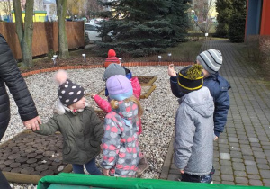 Dzieci na spacerze w ogrodzie.
